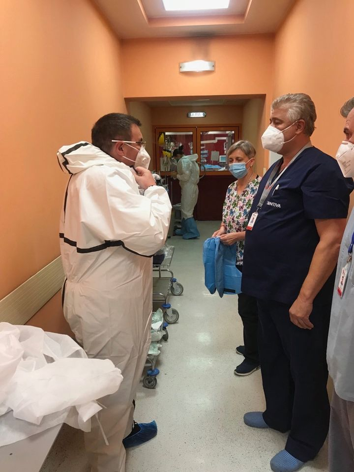 Здравният министър в COVID-19 реанимацията на "Пирогов" СНИМКИ