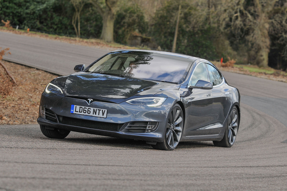Инцидент: Tesla Model S на автопилот се вряза в полицейска кола СНИМКИ