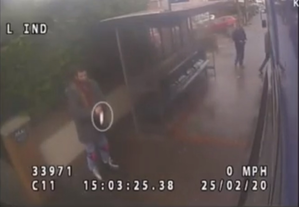 Еднорък ръга хора на случаен принцип на улицата ВИДЕО 18+
