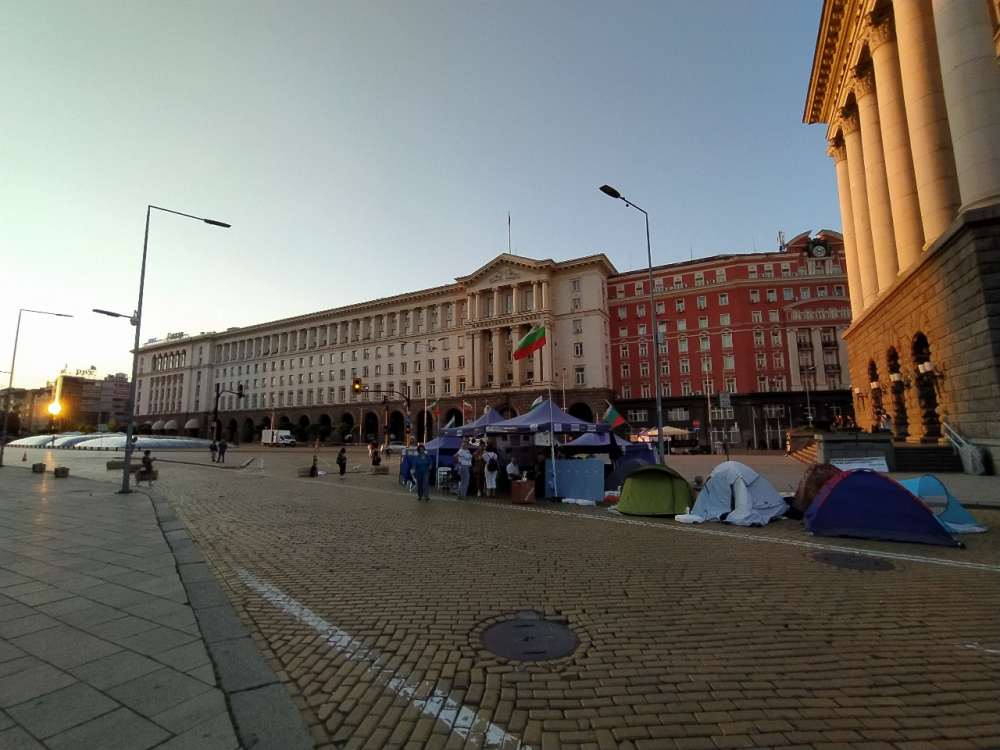 Шокиращи СНИМКИ от София: Протест има, хора няма!