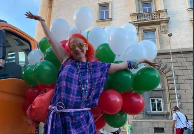 Аделина Банакиева заряза "Отровното трио" и протестите! Опъна се край луксозния си... СНИМКИ