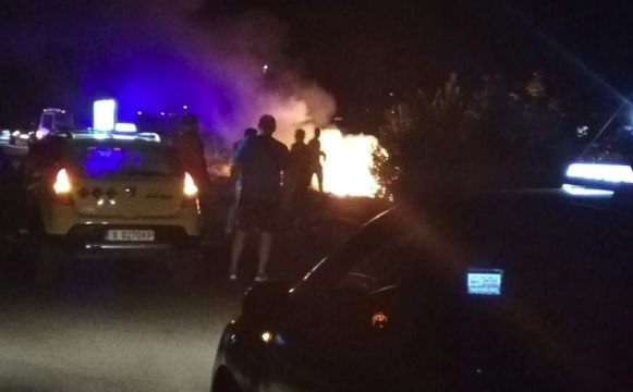 БВМ избухна в пламъци сред зрелищен лупинг край Хасково СНИМКИ 