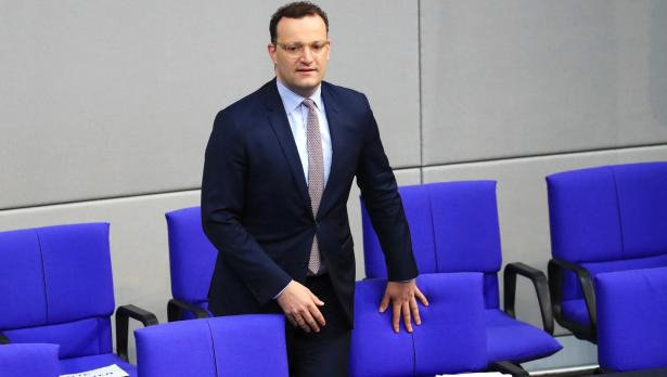 Протестиращи оплюха жестоко здравния министър на Германия заради...