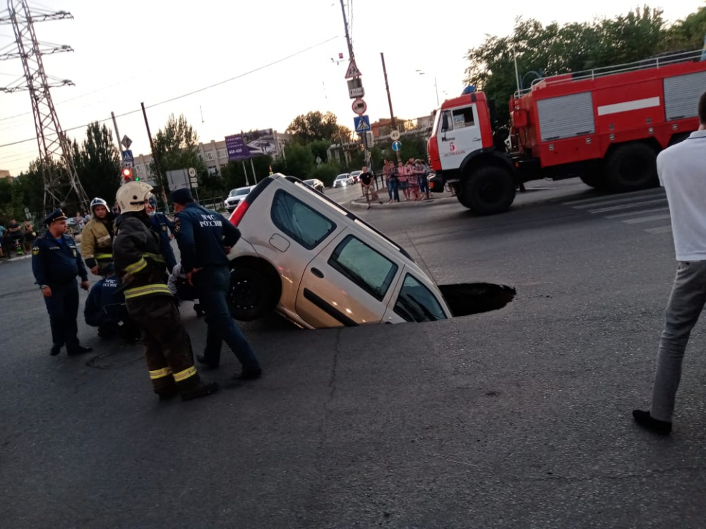 Кола пропадна под земята, докато се движи на пътя ВИДЕО