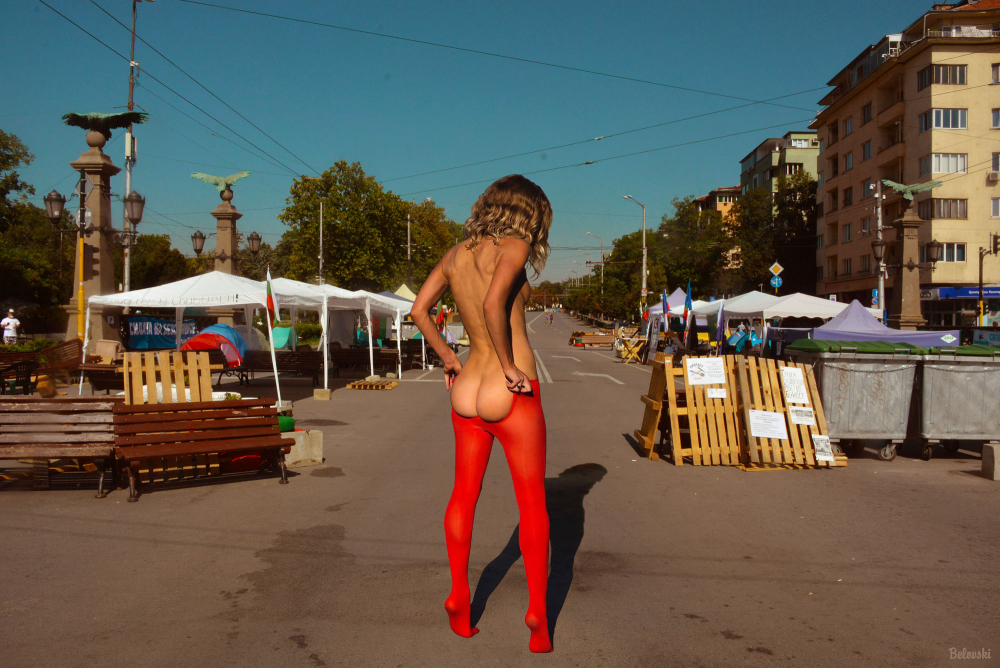 Скандално секси СНИМКА 18+ от Орлов мост взриви мрежата