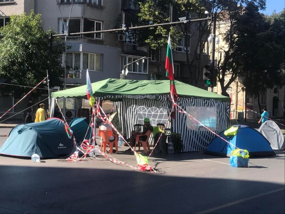 Зевзекът Росен Марков попиля палаткаджиите във Варна и сложи Слави Трифонов на мястото му СНИМКИ