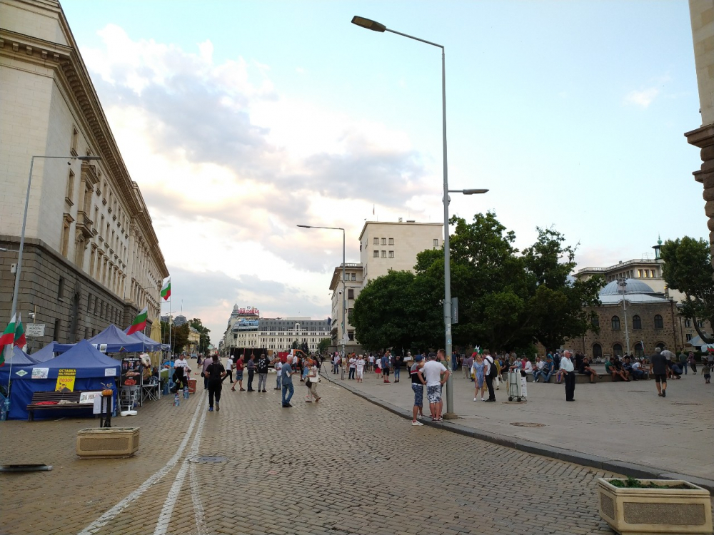 Опъват още палатки в центъра на София! Готвят се за... СНИМКИ 