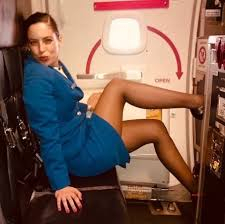 Стюардеса се снима чисто гола под душа и възхити феновете СНИМКИ 18+