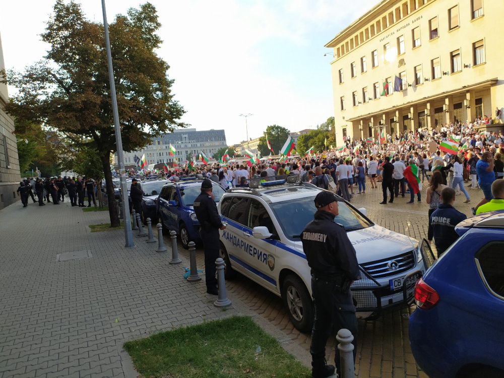 Ексклузивно в БЛИЦ TV! Нова опасна провокация на протестиращи! СНИМКИ