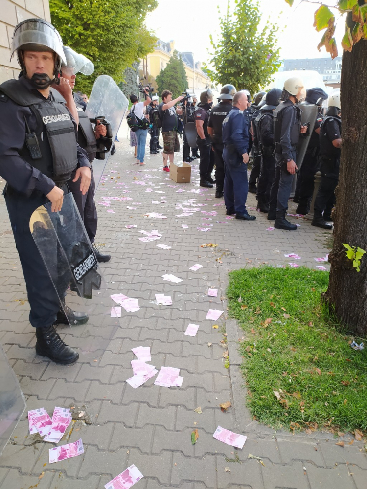 Ексклузивно в БЛИЦ TV! Нова опасна провокация на протестиращи! СНИМКИ
