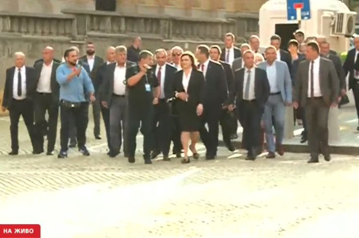 Нинова влезе усмихната в Народното събрание, обградена е от... 