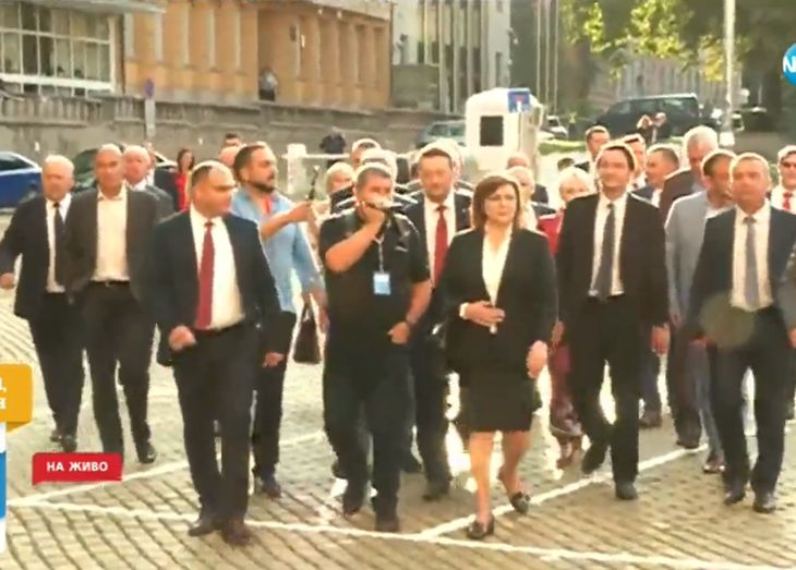 Нинова влезе усмихната в Народното събрание, обградена е от... 