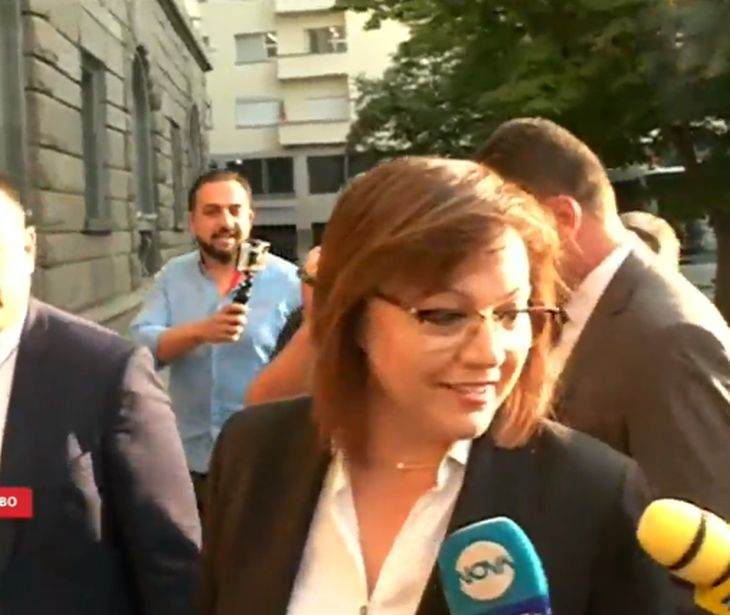 Нинова влезе усмихната в Народното събрание, обградена е от... 