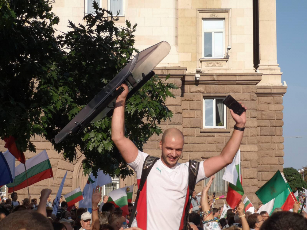 Извънредно! Свирепи сблъсъци пред парламента, летят павета и бомбички СНИМКИ