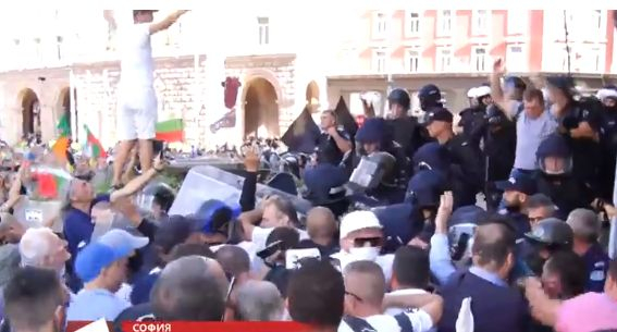 Извънредно! Свирепи сблъсъци пред парламента, летят павета и бомбички СНИМКИ