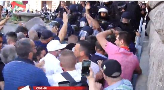 Извънредно! Свирепи сблъсъци пред парламента, летят павета и бомбички СНИМКИ