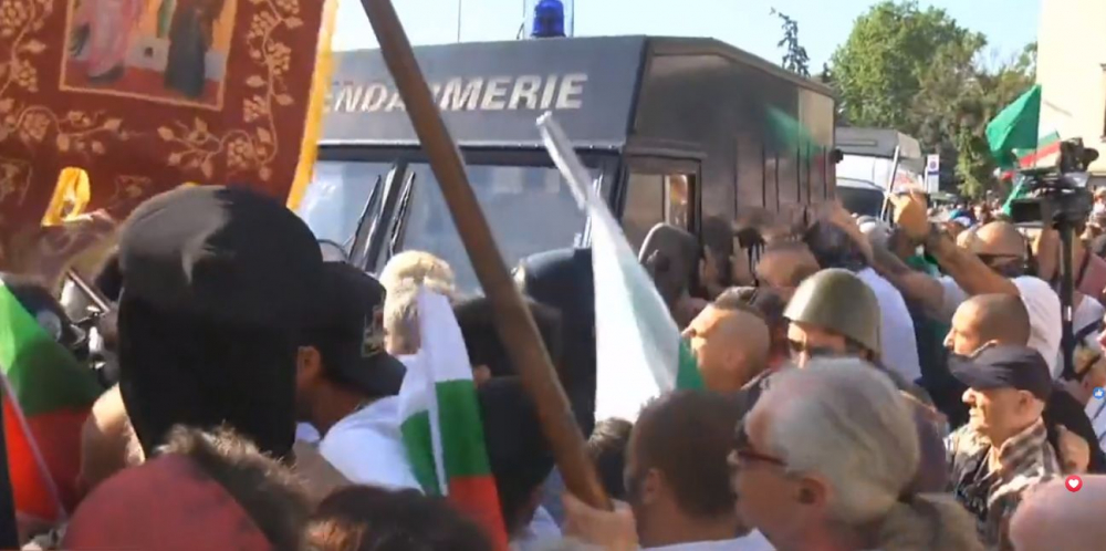 Извънредно! Свирепи сблъсъци пред парламента, летят павета и бомбички СНИМКИ