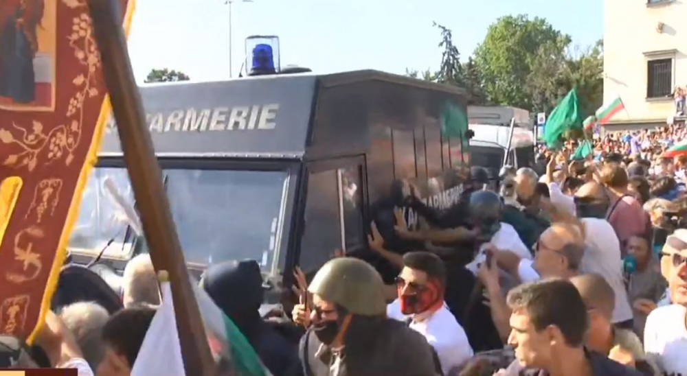Извънредно! Свирепи сблъсъци пред парламента, летят павета и бомбички СНИМКИ