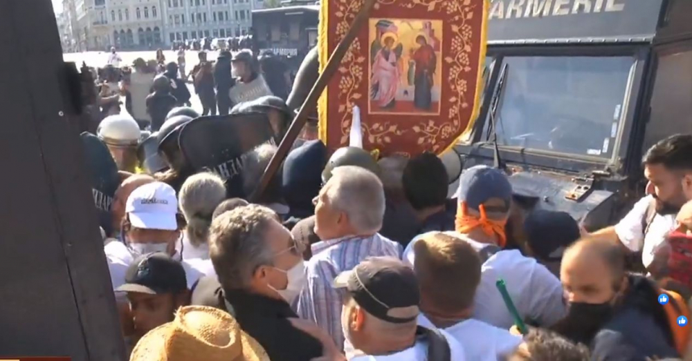 Извънредно! Свирепи сблъсъци пред парламента, летят павета и бомбички СНИМКИ