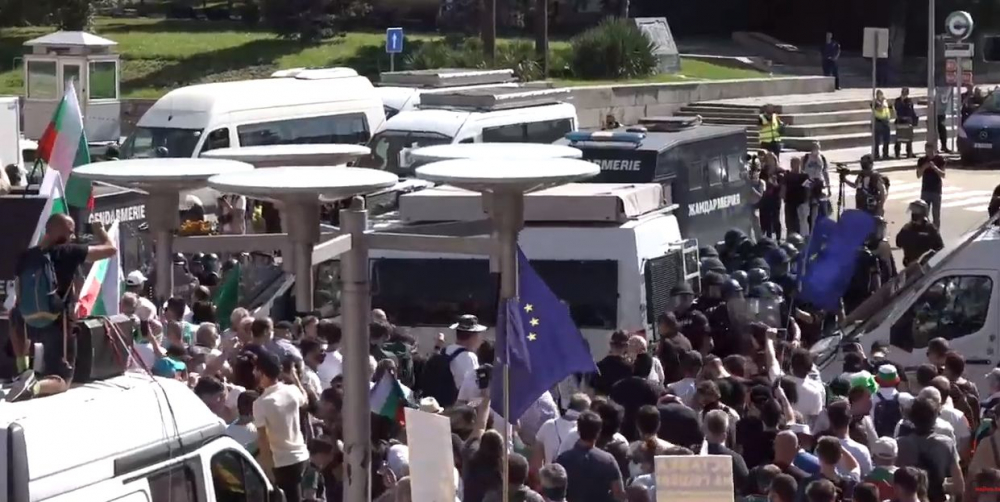 Прозвуча команда за кръв на протеста: Мъжете насам! Давайте бомбите! ВИДЕО
