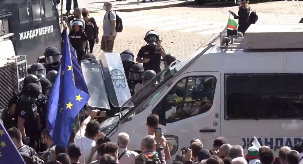 Прозвуча команда за кръв на протеста: Мъжете насам! Давайте бомбите! ВИДЕО