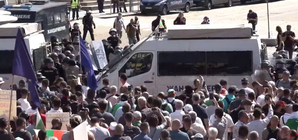 Прозвуча команда за кръв на протеста: Мъжете насам! Давайте бомбите! ВИДЕО