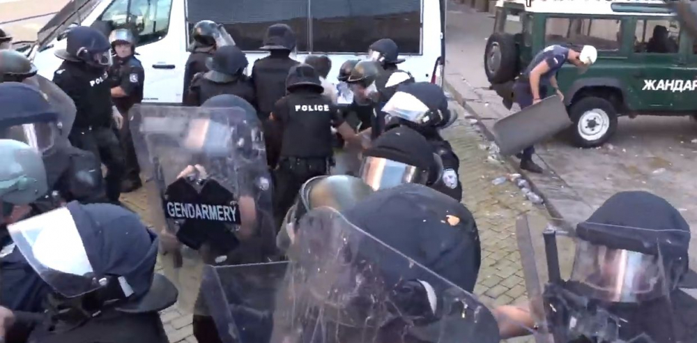 Прозвуча команда за кръв на протеста: Мъжете насам! Давайте бомбите! ВИДЕО