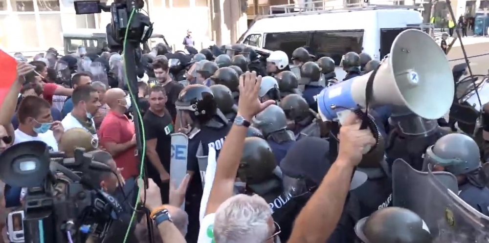 Прозвуча команда за кръв на протеста: Мъжете насам! Давайте бомбите! ВИДЕО