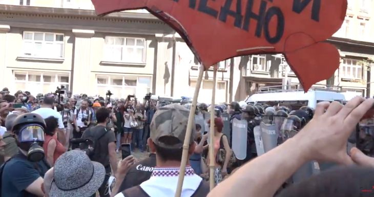 Протестиращи наръгаха полицай с нож, пробваха да запалят живи униформените ВИДЕО