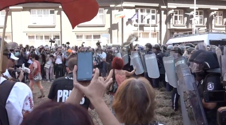 Протестиращи наръгаха полицай с нож, пробваха да запалят живи униформените ВИДЕО