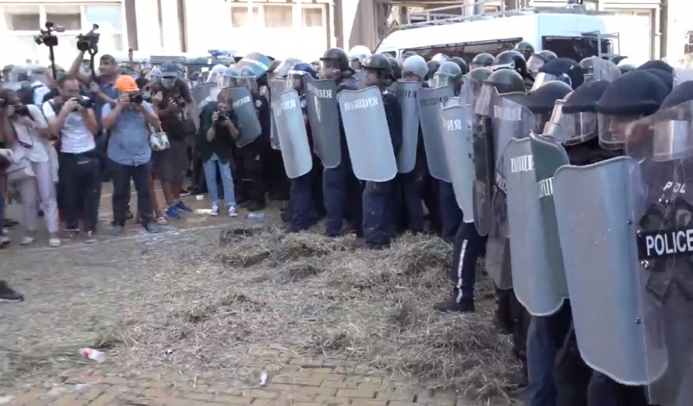 Протестиращи наръгаха полицай с нож, пробваха да запалят живи униформените ВИДЕО