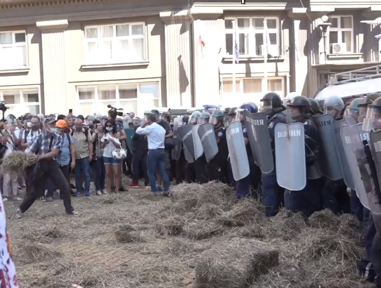 Протестиращи наръгаха полицай с нож, пробваха да запалят живи униформените ВИДЕО