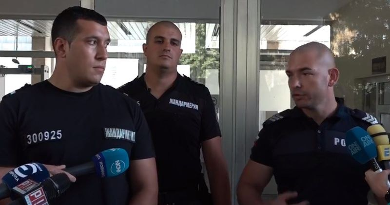 Бити на убиване: Пострадали полицаи със смразяващ разказ за агресията на метежниците