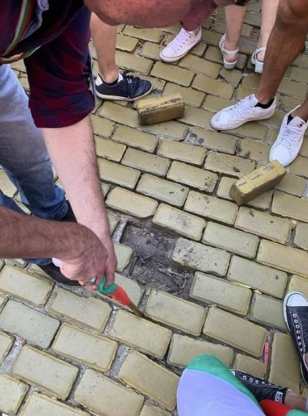 Скандално! PR-ката на протеста Ивет Добромирова защити къртенето на павета 