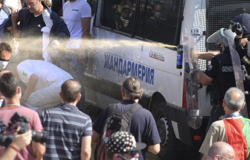 Мрежата изригна срещу безобразията и агресията на метежниците и главатарите им 