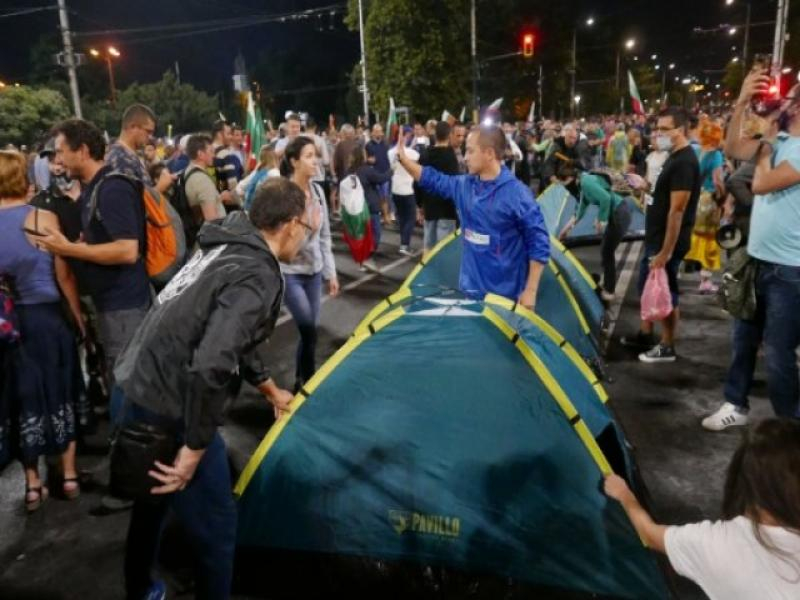 Извънредно в БЛИЦ! Складират бомби в палатковите лагери
