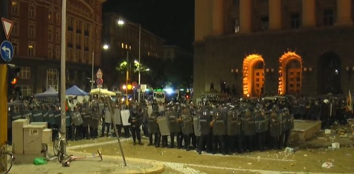 Ултраси от протеста готвят палеж на Партийния дом! ВИДЕО