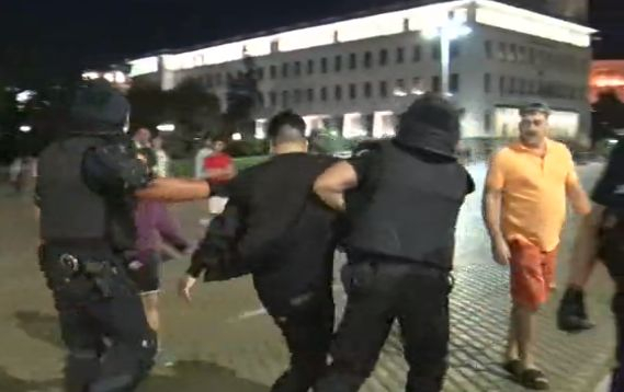 Гонка на жълтите павета в София, извънредните арести продължават СНИМКИ