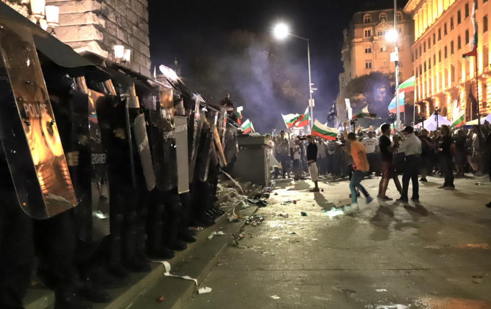 Само в БЛИЦ: Брутално зверство срещу полицай на протестите СНИМКА 18+