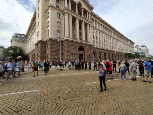Полицията въдвори ред на Ларгото и освободи движението