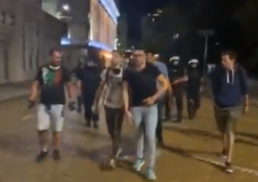 Протестърите ронят сълзи под това зрелищно ВИДЕО 