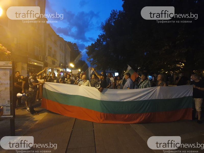 Извънредно от протестите в Пловдив: Демонстранти щурмуваха... СНИМКИ