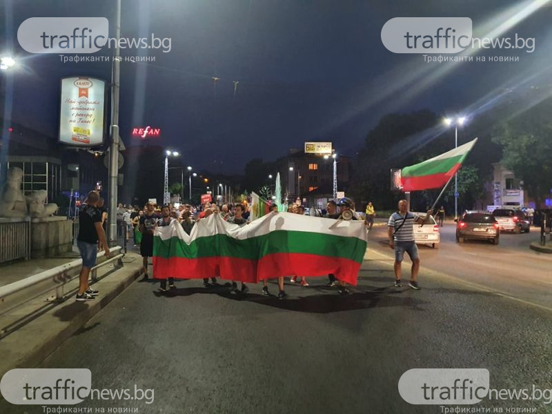 Извънредно от протестите в Пловдив: Демонстранти щурмуваха... СНИМКИ