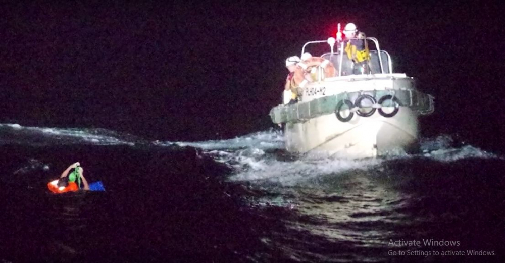 Десетки моряци изчезнаха при потъването на товарен кораб, само 1 е спасен