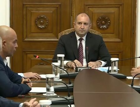 Радев се обърна към службите с множество въпроси за протестите ВИДЕО
