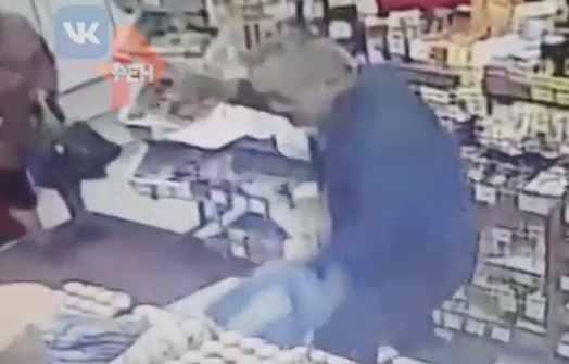 Зверско ВИДЕО 18+! Изрод наръга 13 пъти бившата си изгора 