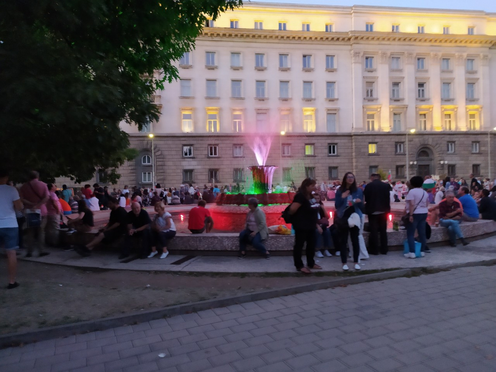 Протестиращи пак затапиха движението на Ларгото СНИМКИ