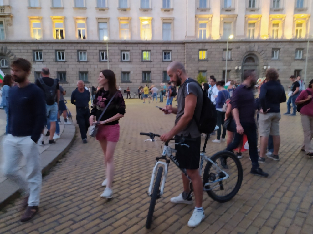 Протестиращи пак затапиха движението на Ларгото СНИМКИ