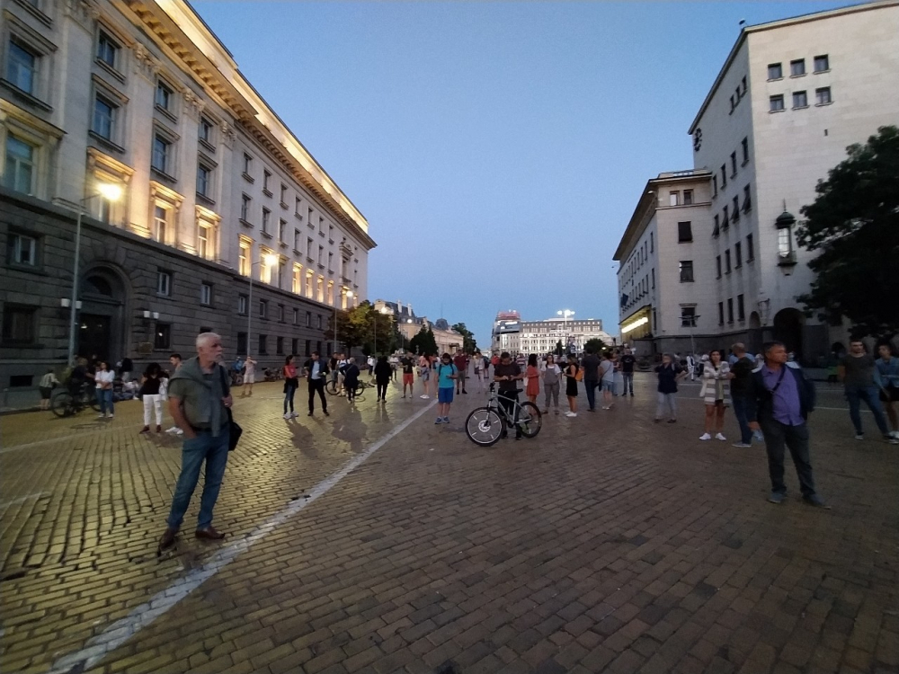 Протестиращи пак затапиха движението на Ларгото СНИМКИ