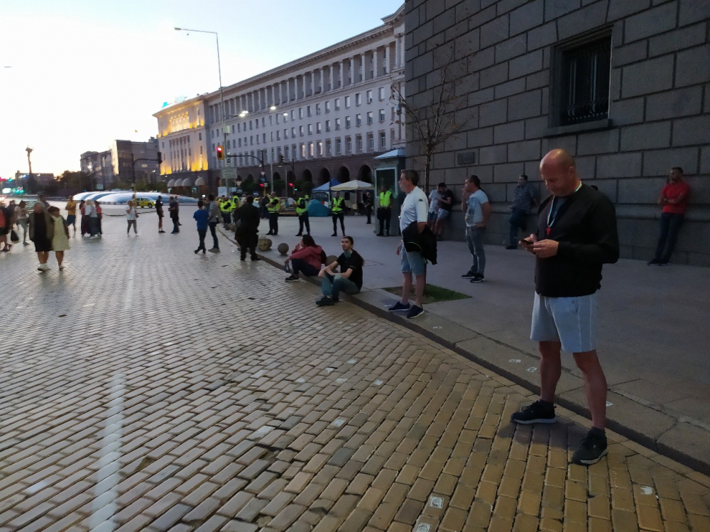 Протестиращи пак затапиха движението на Ларгото СНИМКИ